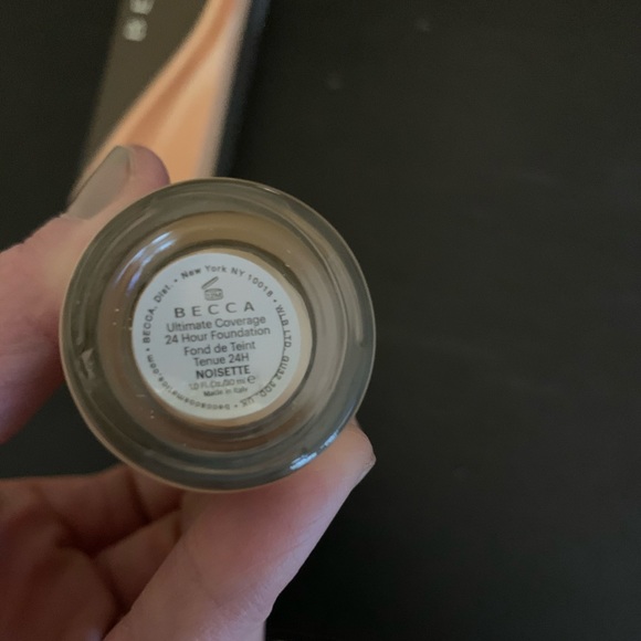 Becca ultimate cover foundation - Picture 2 of 3